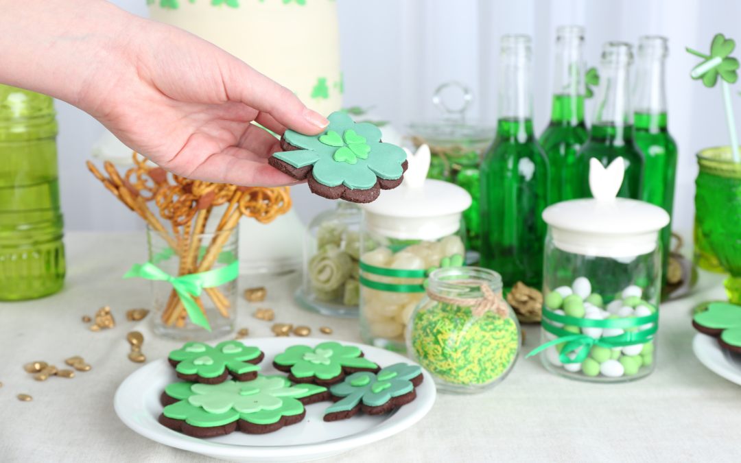 Table décorée pour une fête de la Saint-Patrick avec des biscuits en forme de trèfle, des boissons vertes et des friandises assorties. Une ambiance festive aux couleurs de l'Irlande.